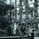 Podwórko kamienicy przy Złotej 32, nagrodzone w konkursie „Warszawa w kwiatach”, 1932. Fot. Narodowe Archiwum Cyfrowe (źródło: materiały prasowe DSH)