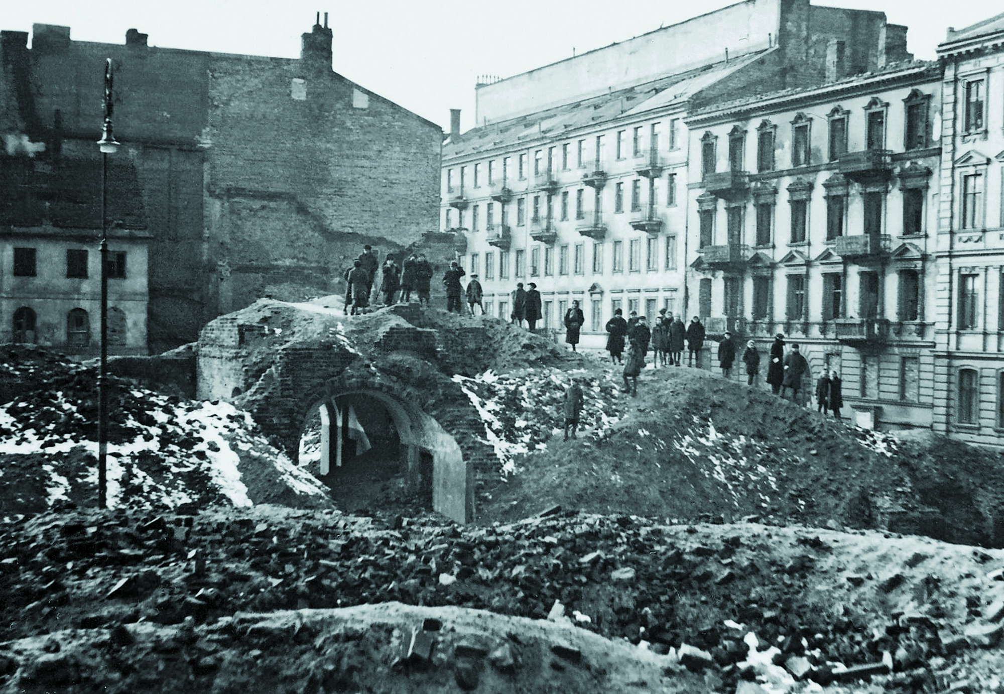 Od prawej: wypalona kamienica pod numerem 4, dalej Śliska 6/8. Na pierwszym planie ruiny z przejazdem bramnym kamienicy przy Siennej 10. Zdjęcie, zrobione w 1942 lub 1943 roku. Fot. Wikimedia Commons (źródło: materiały prasowe DSH)