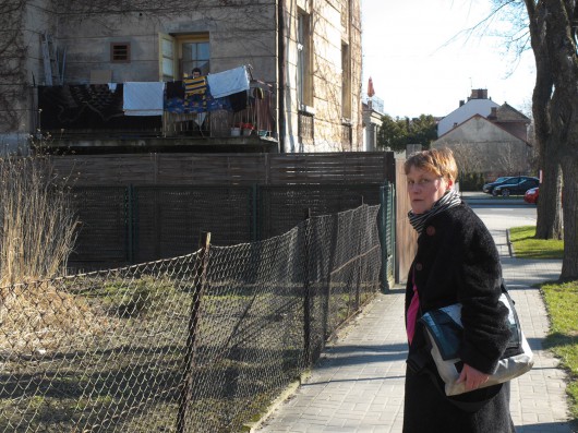 Dorota Krakowska na ul. Piotra Skargi, przy której mieszkał Tadeusz Kantor, fot. Zbigniew Bielawka, 2011 (źródło: materiały prasowe organizatora)
