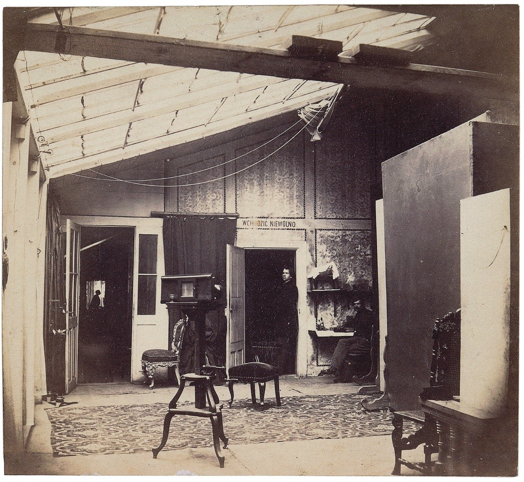 Atelier Brandla, Nowy Świat 57, ok. 1870. Wnętrza z częściowo przeszklonym sufitem i konstrukcją służącą do przesuwania zasłon. Fot. Konrad Brandel/ Muzeum Narodowe w Warszawie (źródło: materiały prasowe)