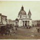 Kościół św. Aleksandra na placu Trzech Krzyży, ok. 1895. Fotografia wykonana w kierunku północnym. W centrum kościół przebudowany na przełomie lat 80. i 90. XIX w. przez Józefa Piusa Dziekońskiego. Monumentalna świątynia została zburzona w czasie II wojny światowej. Po wojnie odbudowana wg projektu Aignera. Fot. Konrad Brandel/ Muzeum Narodowe w Warszawie (źródło: materiały prasowe)