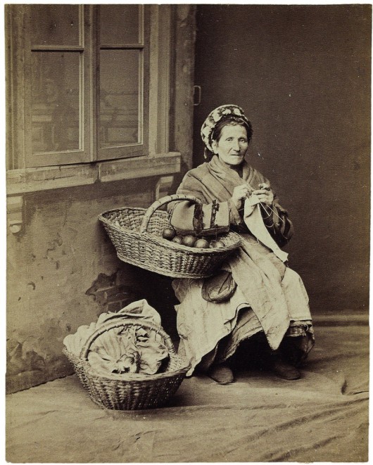 Handlarka owoców, ok. 1879. Kobieta z tej fotografii stała się pierwowzorem Żydówki z pomarańczami, namalowanej przez Aleksandra Gierymskiego. Fot. Konrad Brandel/ Muzeum Narodowe w Warszawie (źródło: materiały prasowe)
