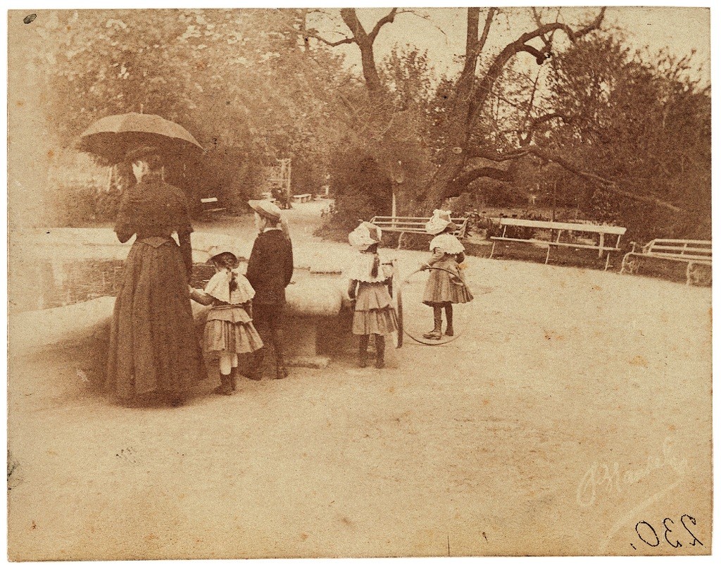 Spacer w Ogrodzie Saskim, ok. 1888. Fotografia z albumu rodzinnego Stanisława Witkiewicza, który wykorzystywał zdjęcia przy komponowaniu scen rodzajowych. Postać dziewczynki z tej fotografii została odtworzona przez artystę w rysunku umieszczonym na stronie tytułowej „Tygodnika Ilustrowanego” z 9 marca 1889. Fot. Konrad Brandel/ Muzeum Narodowe w Warszawie (źródło: materiały prasowe)