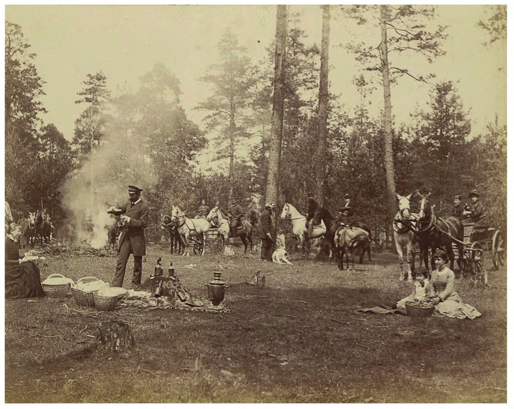 Odpoczynek w Lasku Bielańskim, ok. 1885. Fot. Konrad Brandel/ Biblioteka Publiczna m. st. Warszawy (źródło: materiały prasowe)