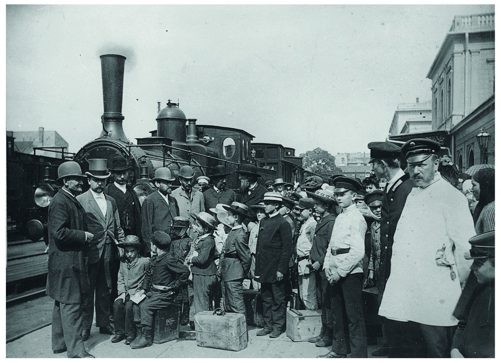 Wyjazd chłopców na kolonie letnie na wieś ze stacji kolei warszawsko-wiedeńskiej, 1892. Fotografia „momentalna” została opublikowana 9 lipca 1892 w „Tygodniku Ilustrowanym” z komentarzem podkreślającym dobroczynny wpływ „szlachetnej instytucji kolonii letnich dla poprawy zdrowia słabowitej i ubogiej dziatwy warszawskiej”. Fot. Konrad Brandel/ Muzeum Warszawy (źródło: materiały prasowe)