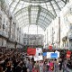 Podczas pokazu Chanel wiosna/lato 2015, Grand Palais przeistoczono w paryską ulicę, a maszerujące nią modelki w ulicznych protestujących pod wodzą Cary Delevigne (źródło: CNN Style)