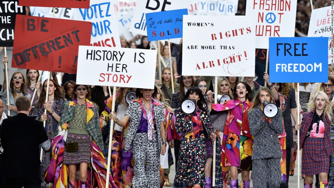Podczas pokazu Chanel wiosna/lato 2015, Grand Palais przeistoczono w paryską ulicę, a maszerujące nią modelki w ulicznych protestujących pod wodzą Cary Delevigne (źródło: CNN Style)