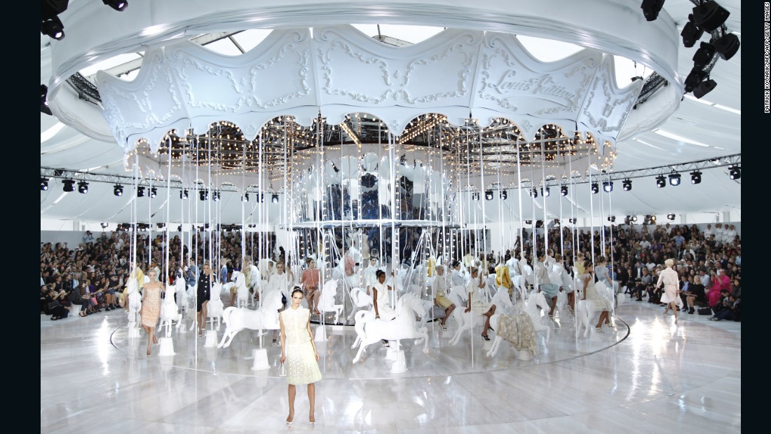 Louis Vuitton wiosna/lato 2012 – wybieg przybrał formę monumentalnej białej karuzeli (źródło: CNN Style)