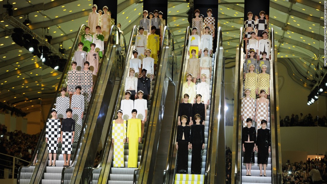 Ruchome schody zamiast wybiegu? Czemu nie? Na zdjęciu pokaz Louis Vuitton wiosna/lato 2013 (źródło: CNN Style)