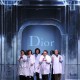Dior jesień/zima 2011/2012: ... by na zakończenie zaprosić na scenę krawcowe i krawców, którzy uszyli kolekcję (źródło: CNN Style)