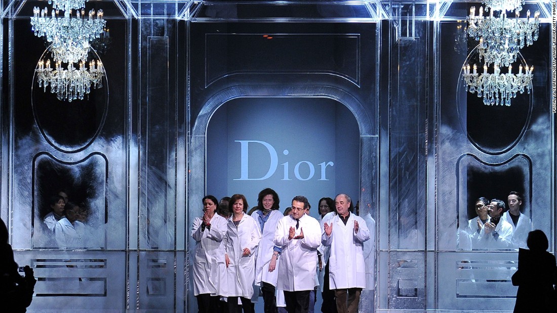 Dior jesień/zima 2011/2012: ... by na zakończenie zaprosić na scenę krawcowe i krawców, którzy uszyli kolekcję (źródło: CNN Style)