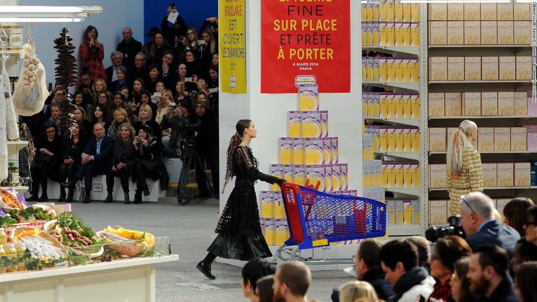 Chanel jesień/zima 2014/2015: moda w... supermarkecie (źródło: CNN Style)