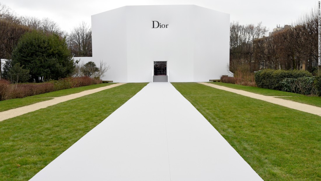 Zewnętrzna elewacja pawilonu, w którym zaprezentowano kolekcję Dior Haute Couture wiosna/lato 2015 (źródło: CNN Style)