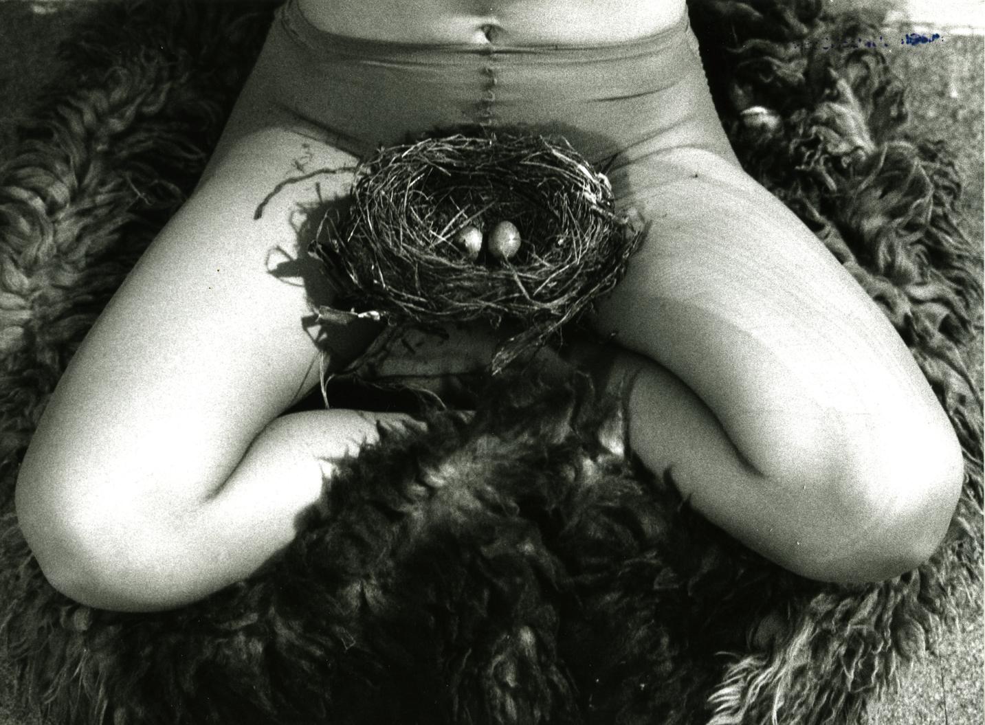 Birgit Jürgenssen, „Gniazdo”, 1979, dzięki uprzejmości artystki (źródło: materiały prasowe organizatora)