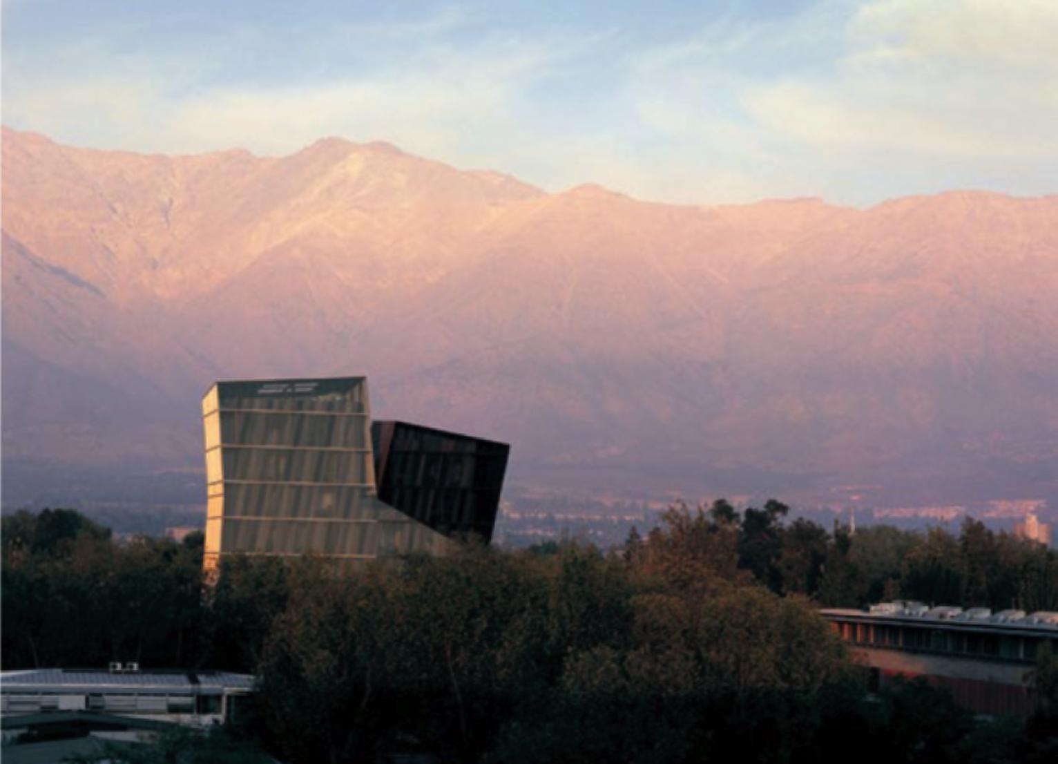 Alejandro Arravena, Siamese Towers, Uniwersytet Katolicki w Chile, 2005, fot. Cristobal Palmaⓒ ELEMENTAL (źródło: materiały prasowe organizatora)