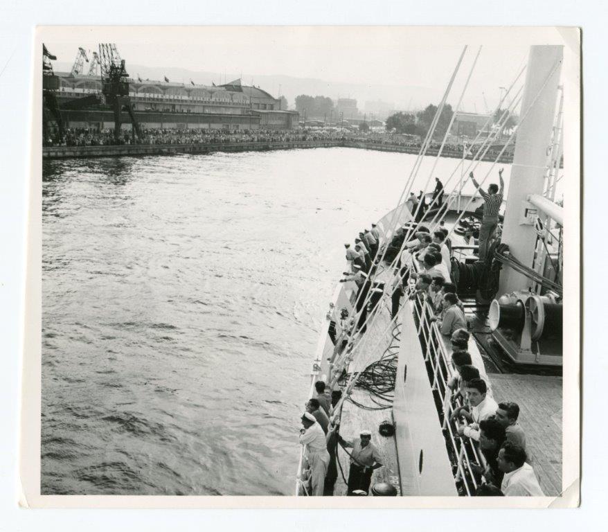 M/s „Batory” wypływa z Gdyni – w tle Dworzec Morski – dzisiejsza siedziba Muzeum Emigracji w Gdyni, 1960 (źródło: materiały prasowe organizatora)