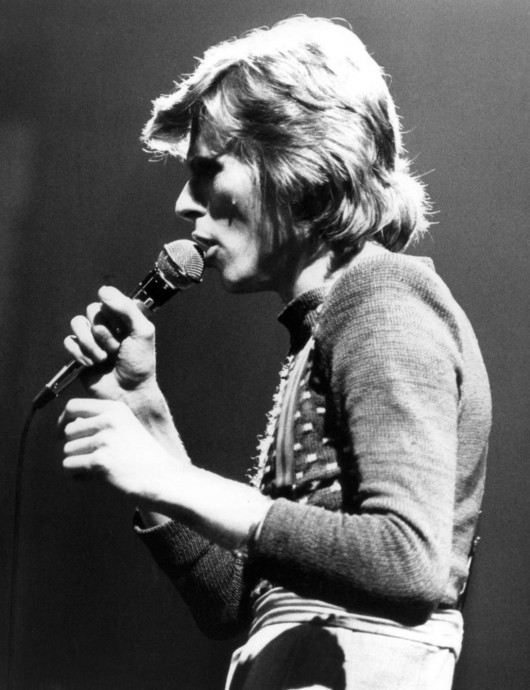 David Bowie 1 października 1974 roku, podczas programu muzycznego stacji ABC In Concert (źródło: Wikipedia. Na licencji Creative Commons)