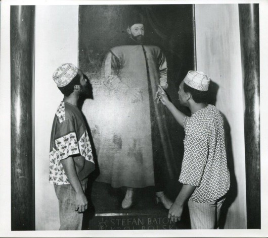 Dwaj afrykańscy pasażerowie m/s „Batorego” przy portrecie Stefana Batorego, l. 60 (źródło: materiały prasowe organizatora)