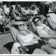 Dwie kobiety opalające się na pokładzie m/s „Batorego”, l. 60., fot. Florian Staszewski/Muzeum Emigracji w Gdyni (źródło: materiały prasowe organizatora)