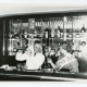 Miss m/s „Batorego” świętuje za barem w towarzystwie kelnera, przygotowujące go drinki, 1959, fot. Florian Staszewski / Muzeum Emigracji w Gdyni (źródło: materiały prasowe organizatora)
