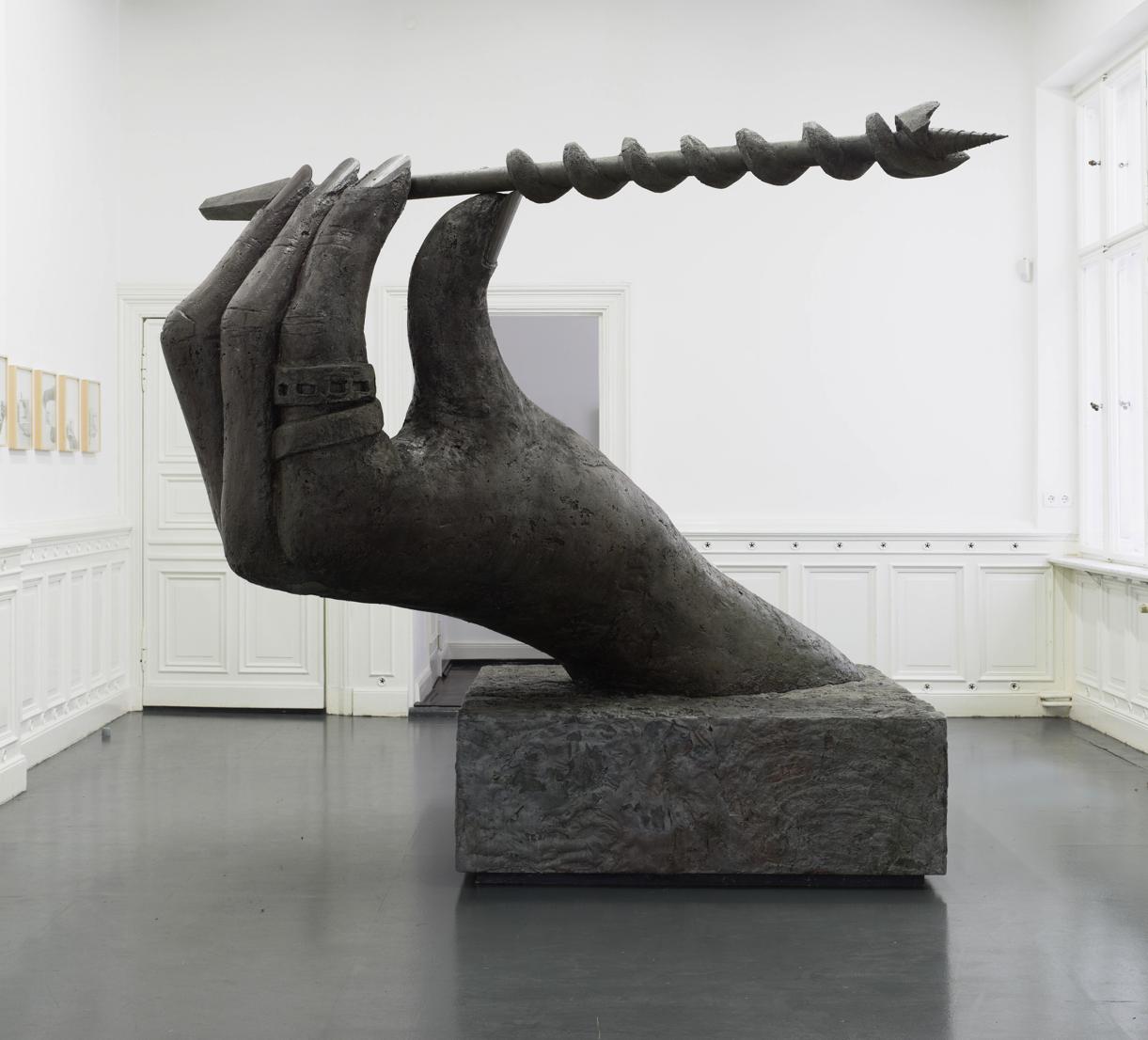 Christian Jankowski, „Pomnik burżuazyjnej klasy pracującej”, 2012, widok z wystawy w Galerie Klosterfelde w Berlinie (źródło: materiały prasowe organizatora)