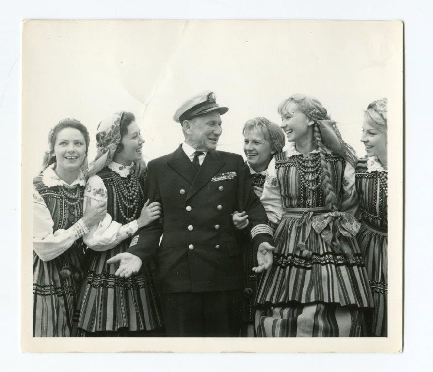 Kapitan Tadeusz Meissner z aktorką Elżbietą Czyżewską i artystkami z zespołu „Mazowsze” na pokładzie m/s „Batorego”, 1963, fot. Florian Staszewski/Muzeum Emigracji w Gdyni (źródło: materiały prasowe organizatora)