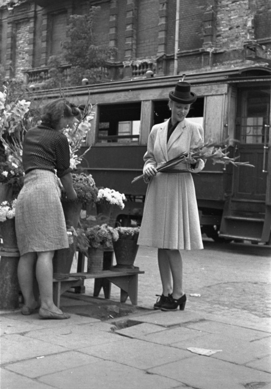 Warszawa, wrzesień 1946. Modelka prezentuje modny strój kobiecy na jesień. Fot. PAP / Jerzy Baranowski (źródło: materiały prasowe)