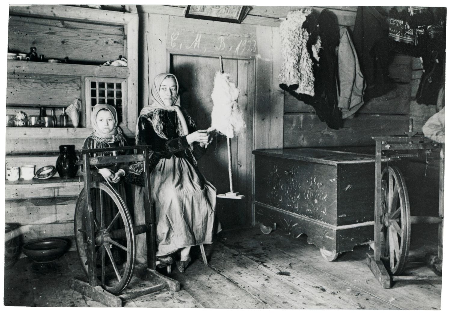 W białej izbie u Reczków w Ratulowie, 1923, fotografia (źródło: materiały prasowe organizatora)