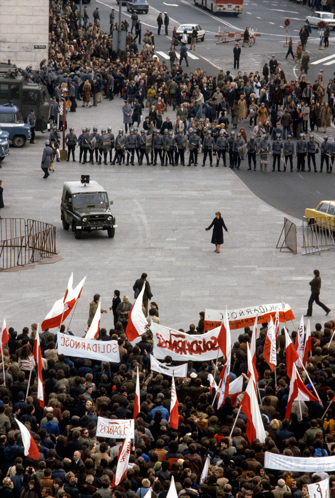 Chris Niedenthal, „Wielka demonstracja Solidarności podczas stanu wojennego. Warszawa, plac Zamkowy, 3 maja 1982” (źródło: materiały prasowe organizatora)