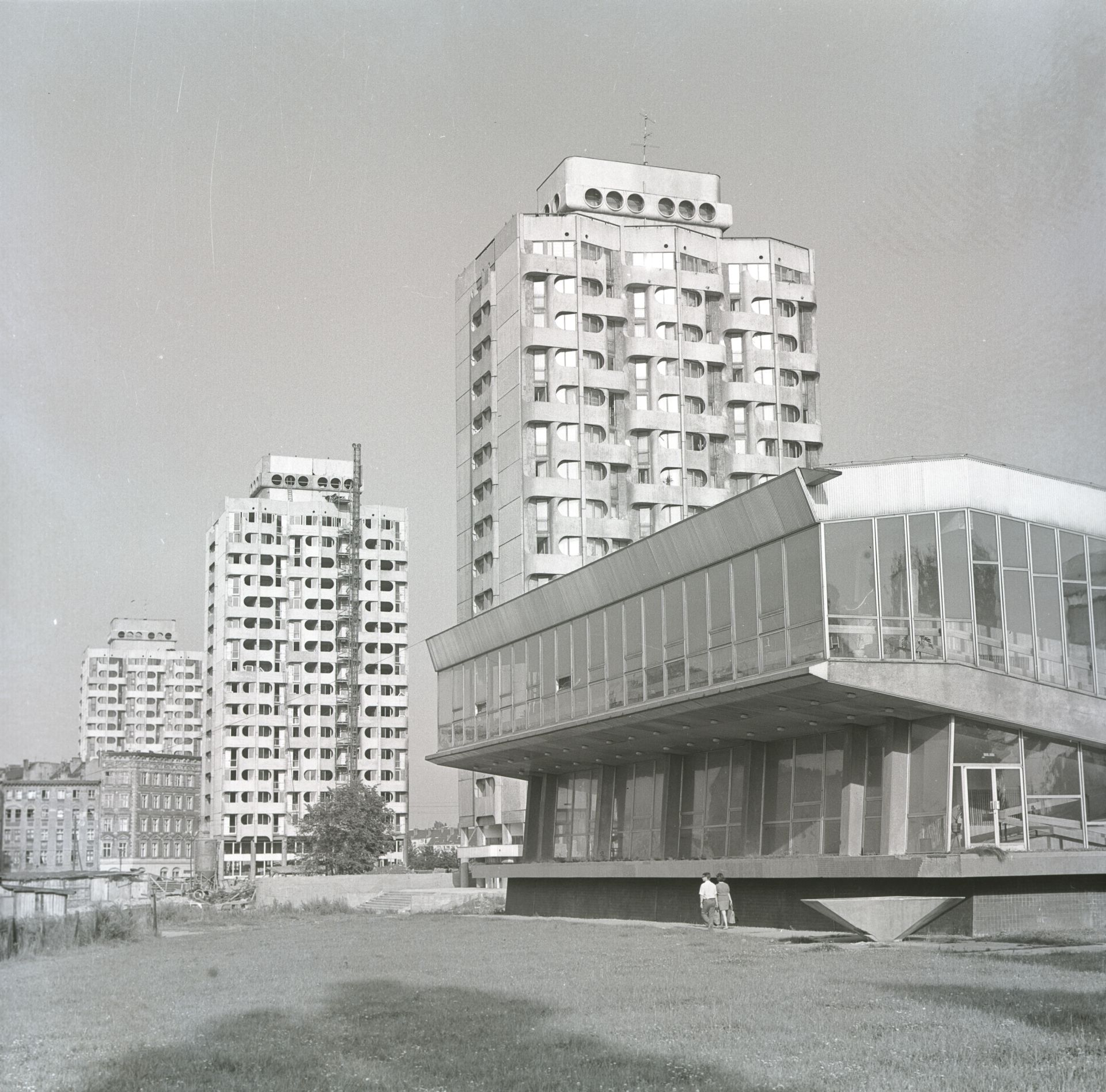 Jadwiga Grabowska-Hawrylak, Zespół mieszkalno-usługowy przy placu Grunwaldzkim, 1969–1975, fot. Zbigniew Nowak, 1974. Zbiory: Ośrodek Pamięć i Przyszłość (źródło: materiały prasowe organizatora)