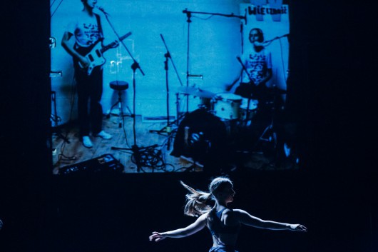 „Intro”, fot. Dominik Werner, w wykonaniu Teatru Dada von Bzdülöw (źródło; materiały prasowe organizatora)