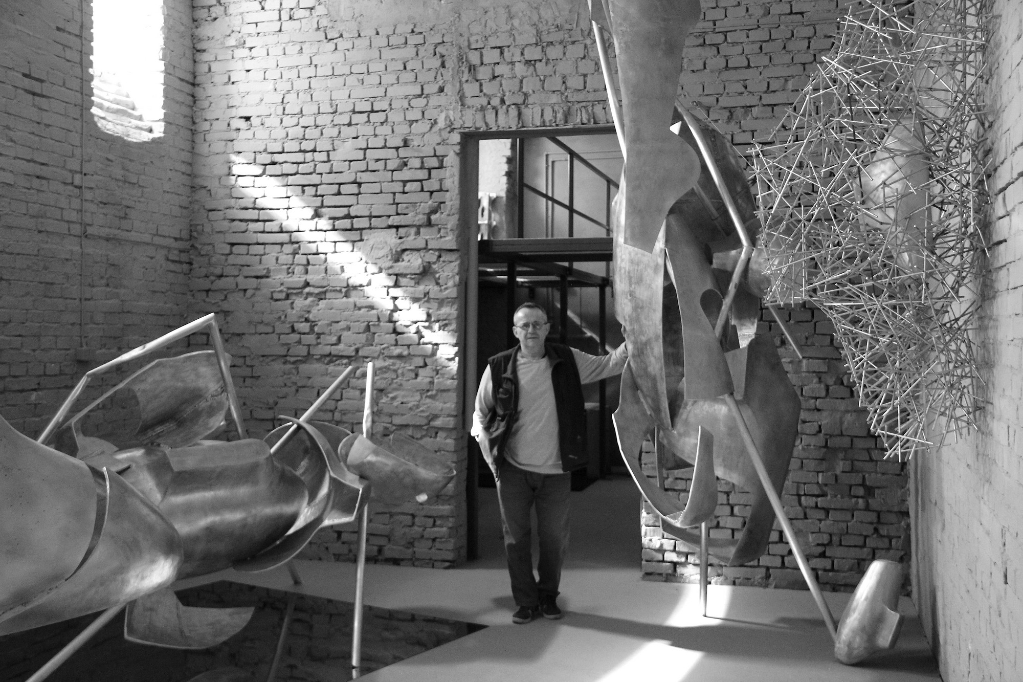 Krzysztof M. Bednarski w swoim warszawskim studio, fot. Krzysztof M. Bednarski (źródło: materiały prasowe)