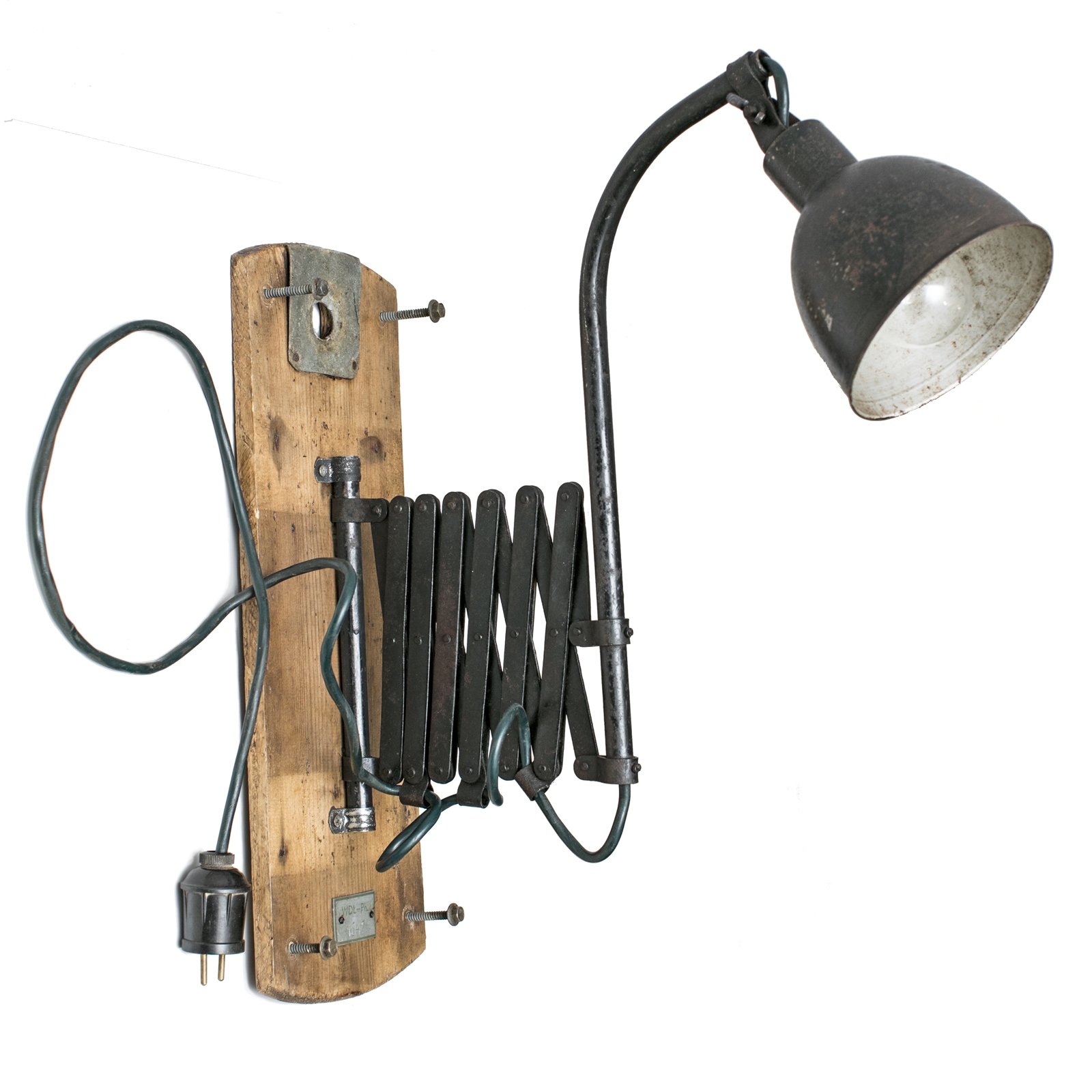 Lampa nożycowa z metalowym kloszem, czarna, na drewnianej plakiecie przykręcanej do ściany za pomocą 4 śrub, sprawna, oryginalna tabliczka znamionowa, Polska, 1920 (źródło: materiały prasowe organizatora)