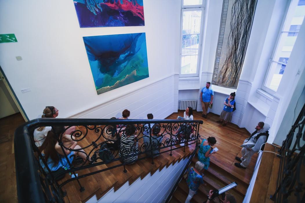Galeria 13muz, wystawa „OKSYDAN”. Na górze po lewej widoczne prace Anny Brudzińskiej z cyklu Esencje Natury oraz centralnie „Płynący Czas” Anny Buczkowskiej (źródło: materiały prasowe organizatora)