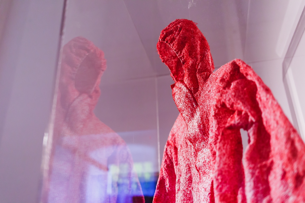 Wystawa „OKSYDAN” w Galerii 13muz. Indywidualny kombinezon ochrony biologicznej „Ebola” autorstwa Izabeli Żółcińskiej (źródło: materiały prasowe organizatora)