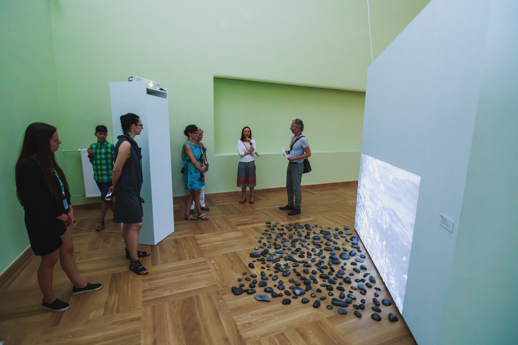 Instalacja „Opowieść o Kamieniach” autorstwa Sonii Rammer. Wystawa konkursowa „IMMERSIONS / ZANURZENIA” (źródło: materiały prasowe organizatora)