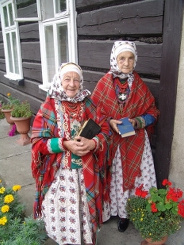 Kobiety w tradycyjnym stroju wilamowskim, fot. Justyna Olko (źródło: materiały prasowe organizatora)