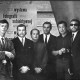 Andrzej Różycki, Członkowie grupy Zero-61 przed otwarciem „Wystawy Fotografii Subiektywnej” w BWA w Krakowie, wrzesień 1968 (źródło: materiały prasowe organizatora)