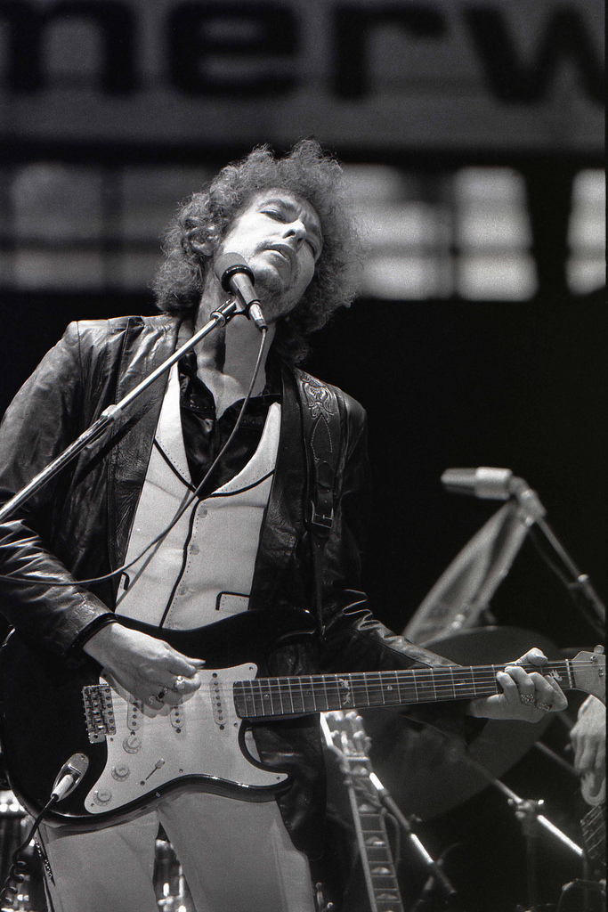 Bob Dylan podczas występu w Feyenoord Football Club Stadium, Rotterdam, 1978, fot. Chris Hakkens (źródło: Wikimedia Commons, CC BY-SA 2.0)