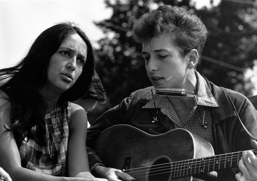 Bob Dylan oraz Joan Baez podczas „Marszu na Waszyngton” w 1963 roku, fot. Rowland Scherman – U.S. National Archives and Records Administration (źródło: Wikimedia Commons)