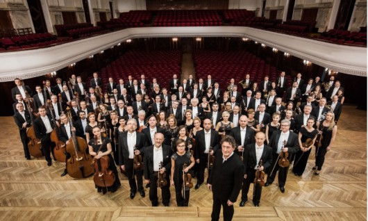 Jacek Kaspszyk i  Orkiestra Filharmonii Narodowej (źródło: materiały prasowe organizatora)