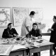 „Kurs malowania w Instytucie Wzornictwa Przemysłowego dla twórczyń ludowych z Zalipia (w środku projektant IWP Roman Orłów)”, 1952 (źródło: materiały prasowe organizatora)