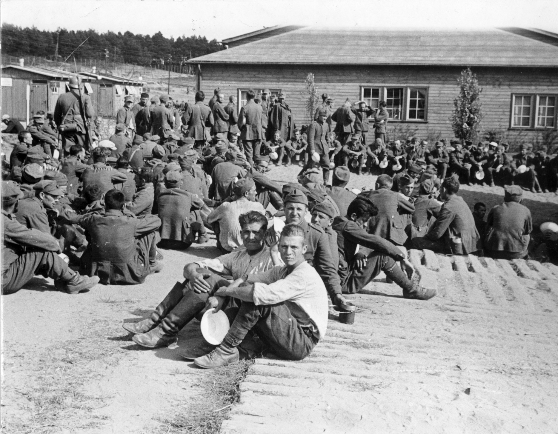 W obozie przejściowym dla polskich jeńców wojennych, więźniowie oczekujący na posiłek, 12 IX 1939, fot. Hoffmann (źródło: materiały prasowe organizatora)