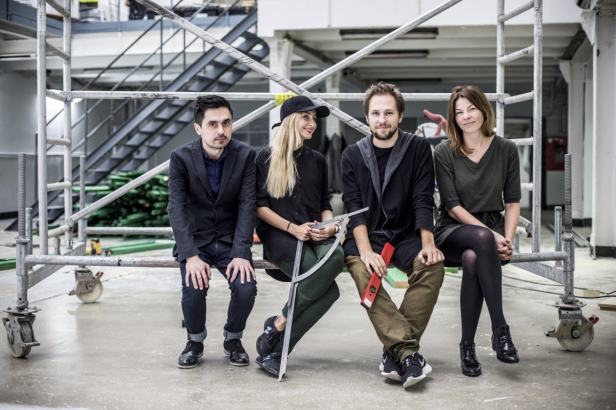 Montaż wystawy „Wreszcie we własnym domu”, Joanna Trytek, Tomasz Fudala, Joanna Żarnecka i Szymon Maliborski, fot. Alicja Szulc (źródło: materiały prasowe organizatora)