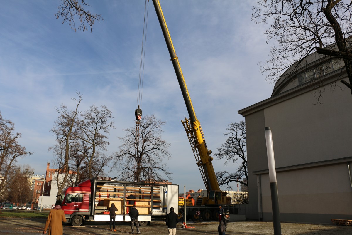 Rzeźba Tony'ego Cragga montowana na dachu MWW (źródło: materiały prasowe organizatora)