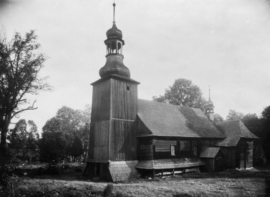 Kościół pw. św. Trójcy w Koszęcinie (powiat lubliniecki) wzniesiony w 1724 r., bryła kościoła, widok od strony południowo-zachodniej. Zdjęcie ze zbiorów Muzeum Górnośląskiego (źródło: materiały prasowe organizatora)