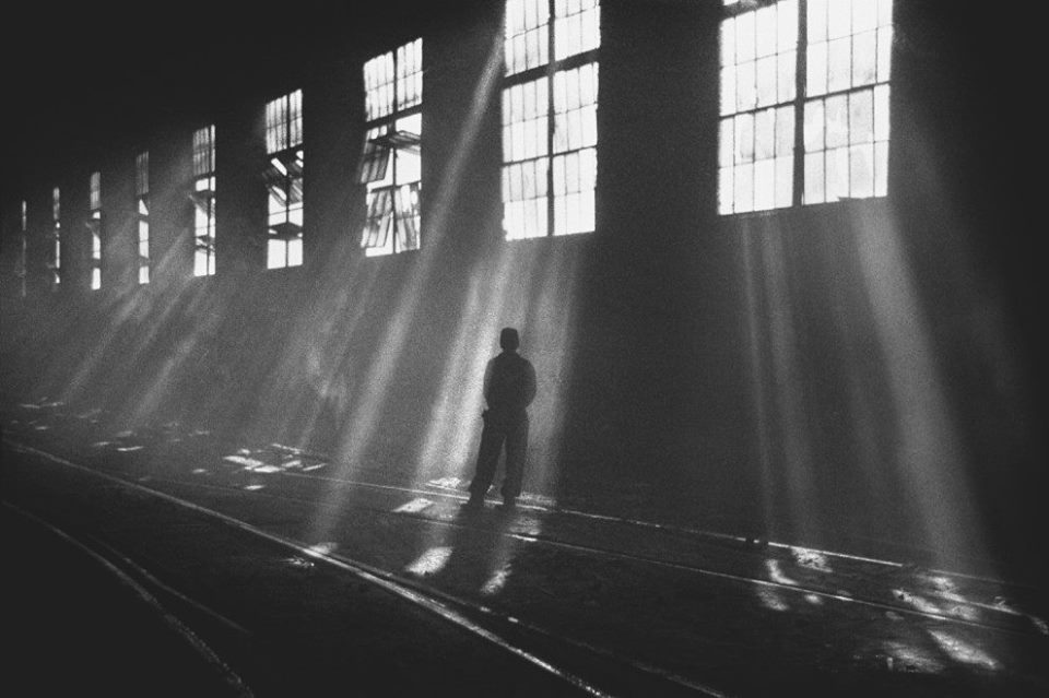 Stalownia martenowska w Hucie im. Lenina, 1963r., fot. Henryk Makarewicz/kolekcja Fundacji Imago Mundi (źródło: materiały prasowe organizatora)