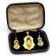 Komplet biżuterii: bransoleta, brosza ze szmaragdami /demi-parure/ ok. 1870 r; Austro-Węgry, Graz?; złoto, szmaragd, rauty diamentowe; sztanca, odlew, wycinanie, grawerunek, szlif; znakowane: cecha państwowa oraz imienniki „G” i „K” (źródło: materiały prasowe organizatora)