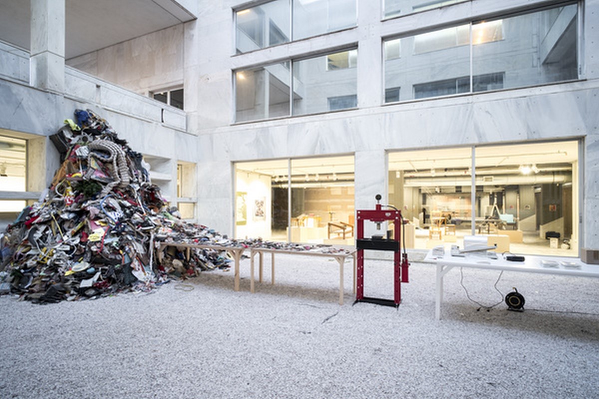 Daniel Knorr, „Βιβλίο Καλλιτέχνη”, 2017, materialization, installation view, Athens Conservatoire (Odeion), documenta 14, © Daniel Knorr/VG Bild-Kunst, Bonn 2017, photo: Mathias Völzke (źródło: materiały prasowe organizatora)