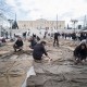 Ibrahim Mahama, „Check Point Prosfygika. 1934–2034. 2016–2017, 2017”, performance with charcoal sacks on Syntagma Square, Athens, documenta 14, fot: Mathias V­ölzke (źródło: materiały prasowe organizatora)